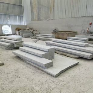 大连 整石台阶（大面火烧+侧面自然面），出货前厂内拼装