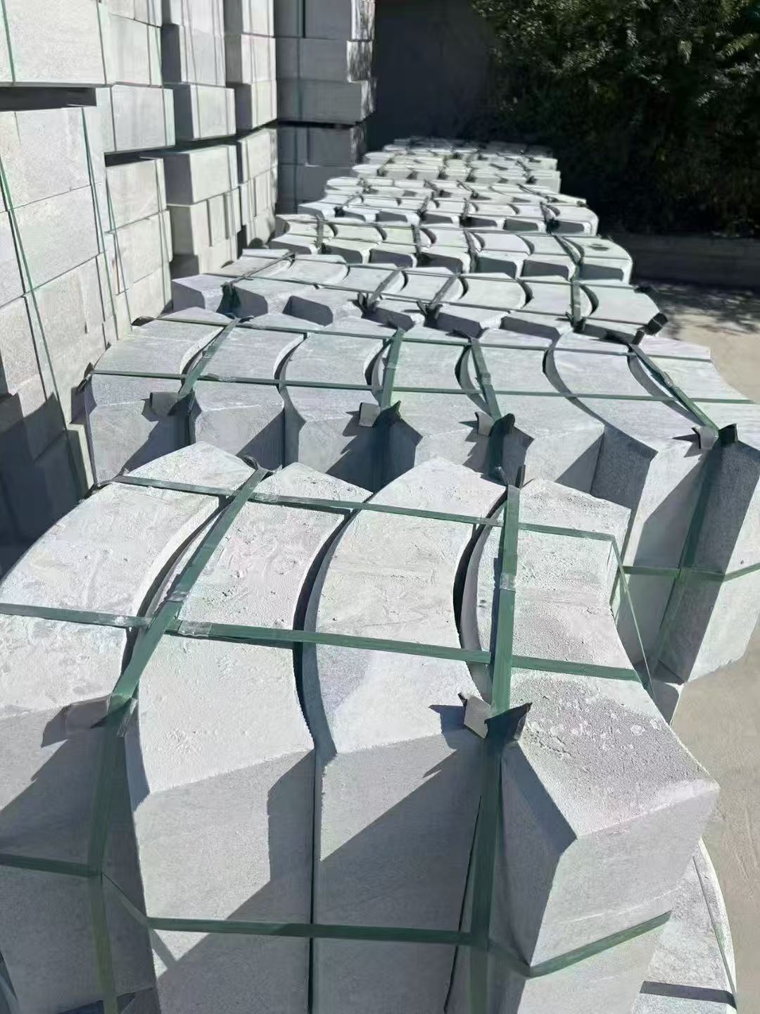 大连 芝麻灰弧形路沿石