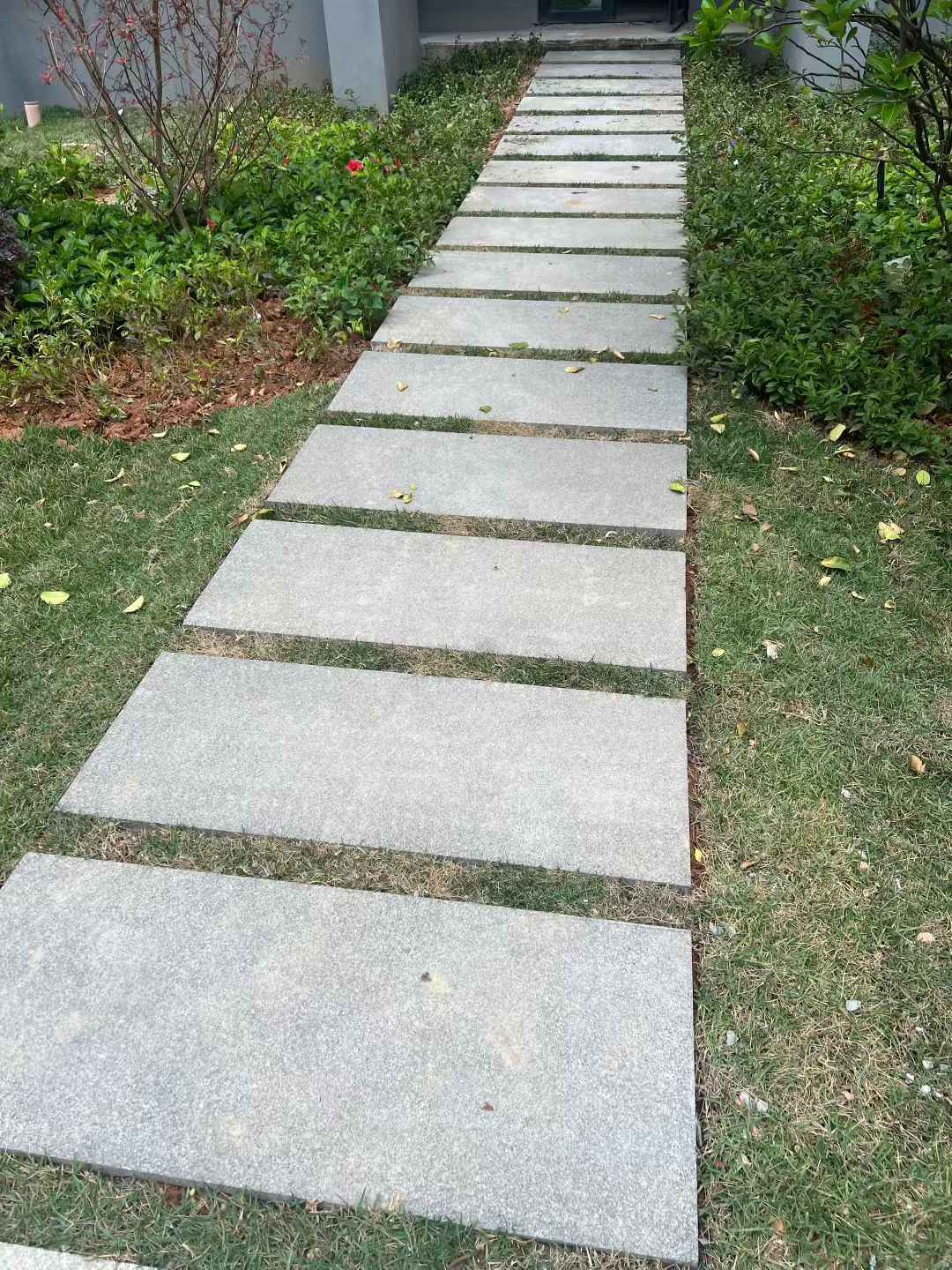 大连 芝麻黑小区踏步、汀步石铺装效果