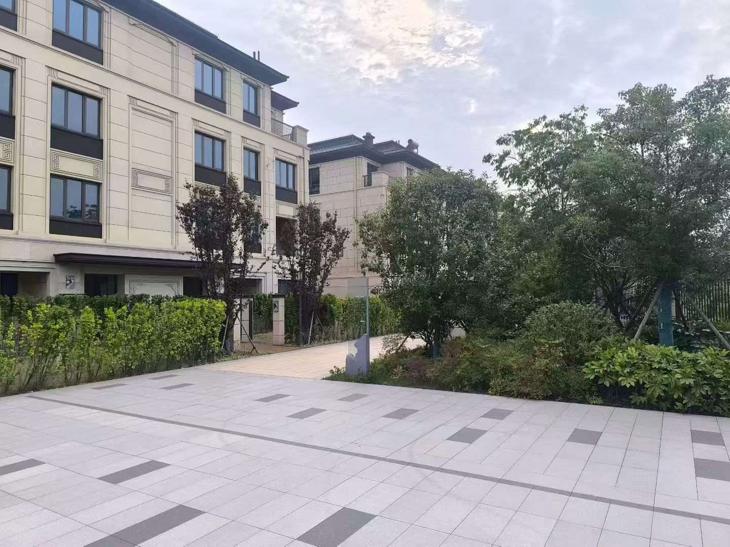 大连 芝麻白与芝麻白搭配铺装，尺寸1200*600