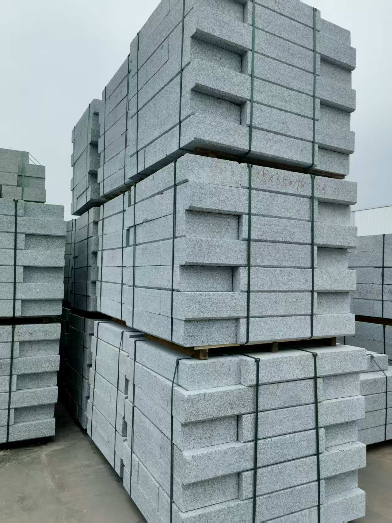 大连 路沿石，板板正正的路沿石