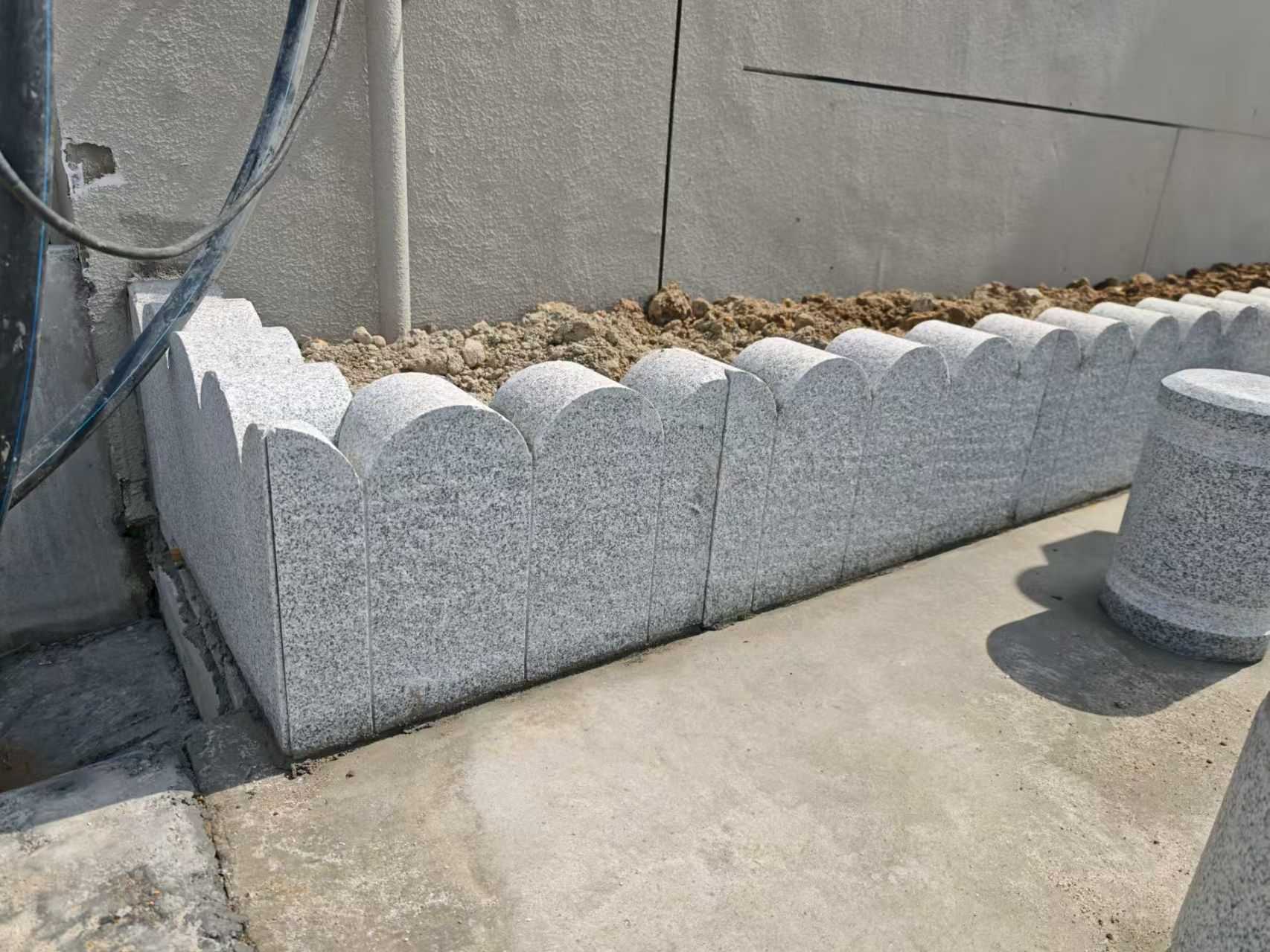 大连 芝麻白花岗岩花边石铺装效果图